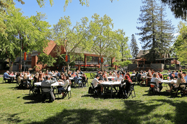 McGeorge School of 法律 quad. People are sitting at round tables.